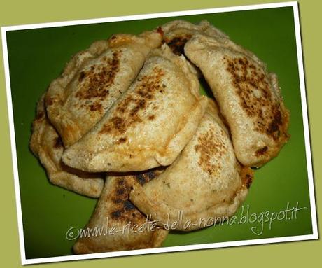 Panzerotti integrali con erbe aromatiche, pomodoro e mozzarella (10)