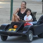 Alena Seredova al parco con i figli e il nuovo cane (foto)