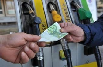 Distributore in tilt,benzina gratis,ma qualcuno si finge benzinaio ..