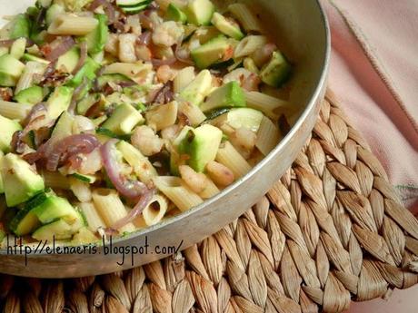 Cooking corner || Penne di kamut con tropea, zucchine, avocado e gamberi