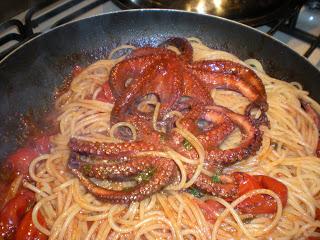 Linguine al sugo con il polpo