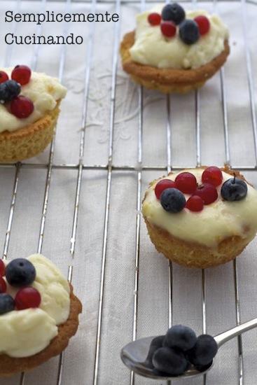 Tartellette sablé con crema al limone e ribes rossi