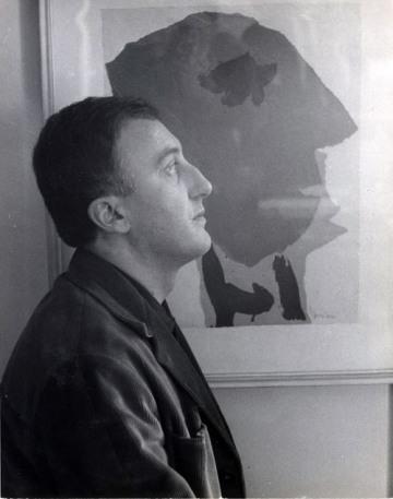 Enrico Baj con il suo ritratto fatto da Asger Jorn 1954