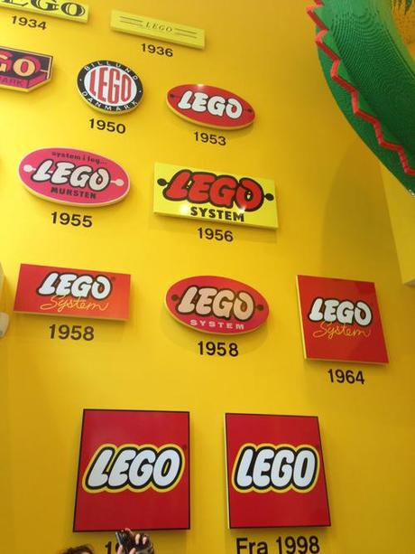 mattsbrickgallery:

rabasz:

Logo changes

LEGO logos.-MBG