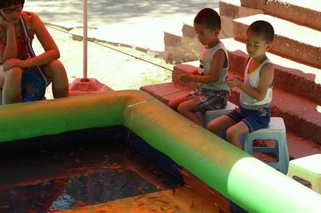 Una domenica in piscina per sopravvivere al caldo di Beijing