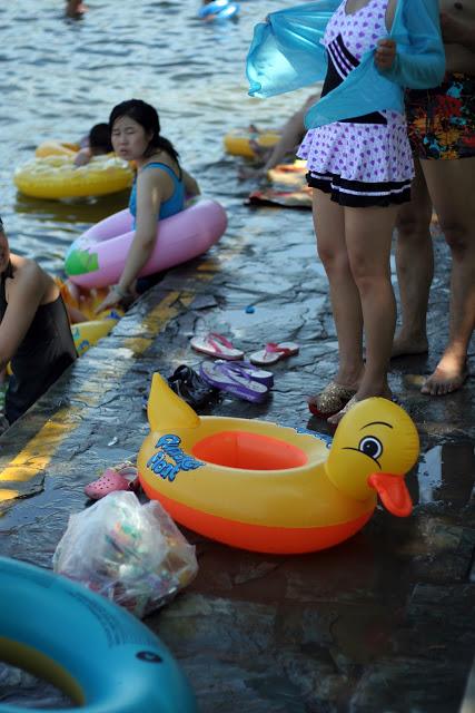 Una domenica in piscina per sopravvivere al caldo di Beijing