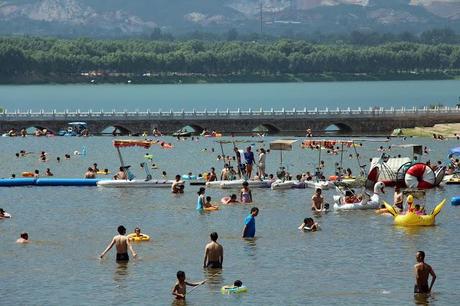 Una domenica in piscina per sopravvivere al caldo di Beijing