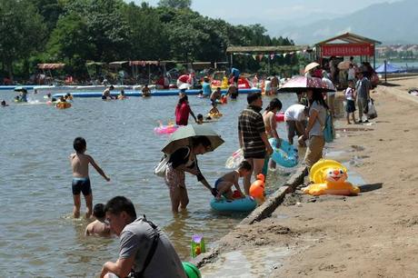 Una domenica in piscina per sopravvivere al caldo di Beijing