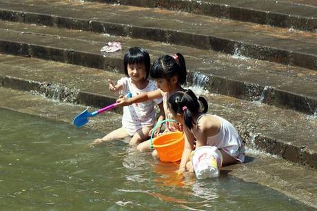 Una domenica in piscina per sopravvivere al caldo di Beijing