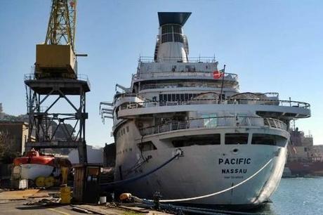 Pacific addio. La nave di Love Boat da Genova alla Turchia per essere demolita