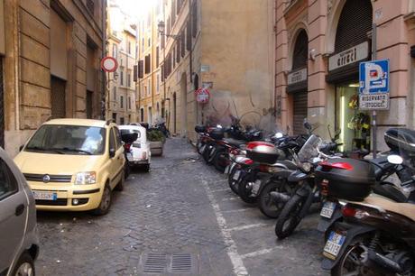 GUAZZABUGLI INDESCRIVIBILI, IL CENTRO DI ROMA LETTERALMENTE INVASO DA LAMIERE!