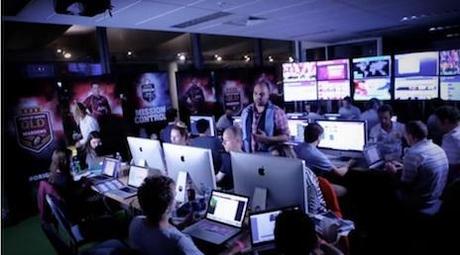 Piangete. La Social Media Room di NRL. Altro che il Community Manager Stagista e il piccolo elfo. Piangete. La Social Media Room di NRL. Altro che il Community Manager Stagista e il piccolo elfo.