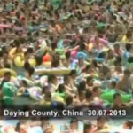 Cina, 15 mila persone si fanno il bagno nelle vasche del parco (video)