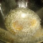 Sbattere le uova con abbondante formaggio grattugiato, sale, pepe a piacere.