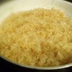 Versare il riso nella padella in cui avete appena soffritto lo scalogno e rosolore 2 minuti mescolando, in modo che il riso si unga bene.

Versare qualche mestolo di brodo e mescolare.