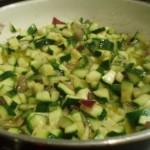 Soffriggere per 10 minuti la cipolla tritata insieme alla zucchina e aggiungere il sale.