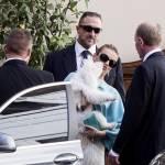 Francesca Pascale esce da palazzo Grazioli con Dudù in braccio03