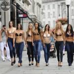 Londra, la “InvisiBra Parade” sfila in strada: il reggiseno è autoadesivo (foto)