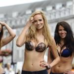 Londra, la InvisiBra Parade il reggiseno è autoadesivo 04