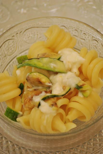 Riccioli con zucchine grigliate e tuma dla paja