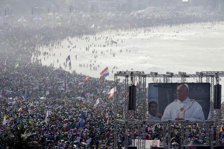 Folla per il Papa a Copacabana