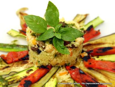 CousCous vegetariano con verdure grigliate (peperoni, melanzane, zucchini) , pomodorini semi secchi, ceci e emulsione di basilico cannella e olio extra vergine di oliva