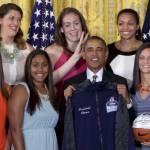 Usa, la giocatrice di basket fa le orecchie da coniglio ad Obama (foto)