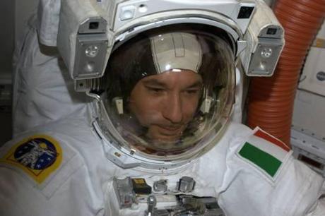 Spazio/ Luca Parmitano. Il primo italiano a camminare nel vuoto del cielo