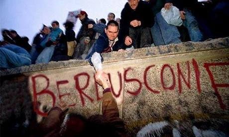 berlusconi condannato La caduta di Berlusconi e il commento di Beppe Grillo: è caduto il muro di Berlino