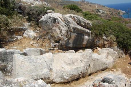 Il kouros di Apollonas riposa di fronte al mare