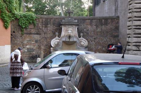 LA FONTANA DEL MASCHERONE SOFFOCATA DALLE MAGHINE! MA CHI E' IL GENIO CHE HA AUTORIZZATO LA SOSTA IN UN LUOGO COSI'?