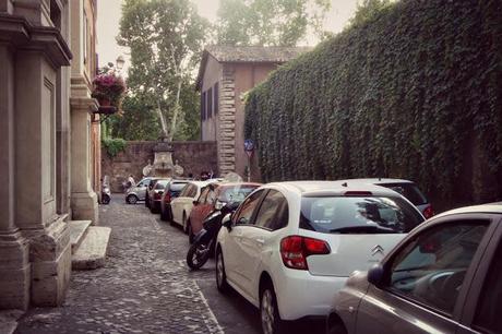 LA FONTANA DEL MASCHERONE SOFFOCATA DALLE MAGHINE! MA CHI E' IL GENIO CHE HA AUTORIZZATO LA SOSTA IN UN LUOGO COSI'?