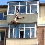Cina: Uomo si butta dalla finestra, moglie lo prende per le mutande (Foto)