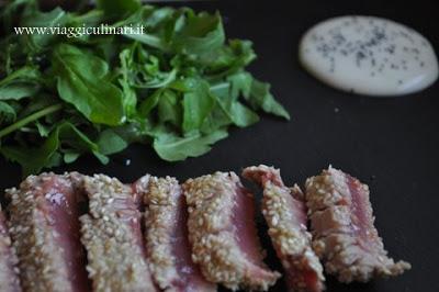 Tagliata di tonno in crosta di sesamo con olio di argan