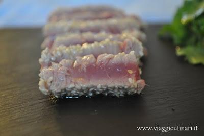 Tagliata di tonno in crosta di sesamo con olio di argan