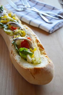 FILONE di PANE FARCITO con INSALATA e ALICI