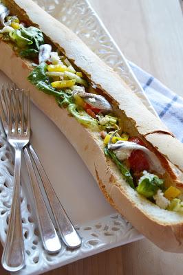 FILONE di PANE FARCITO con INSALATA e ALICI