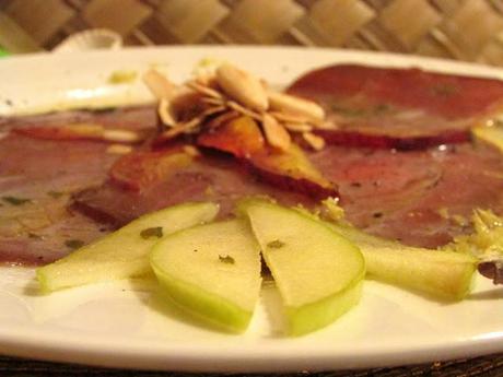 PICCOLI INCANTESIMI PER CONSOLARCI E COCCOLARCI - MENZIONATI SU REPUBBLICA - CARPACCIO DI TONNO CON PESCHE E VINAIGRETTE ALLA MENTA E LIMONE