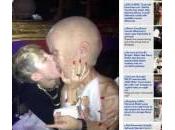 Angeles, Miley Cyrus bacia “bambino gigante” (foto)