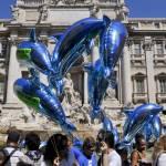 Roma, Fontana di Trevi flash mob a favore dei delfini 06