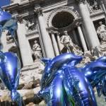 Roma, Fontana di Trevi flash mob a favore dei delfini 03