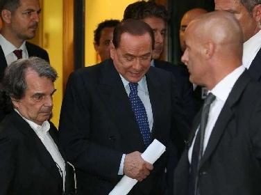 C 2 box 26697 foto2 Silvio Berlusconi fa gli interessi del paese ma minaccia di far cadere il governo!