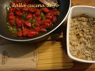 Spaghetti alla chitarra alle vongole e lupini di mare in rosso