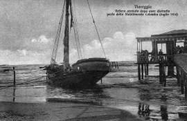 Viareggio - Bagno Colombo - 1910 - danneggiato da un veliero - 0029 - Foto tratta da Nuova Viareggio Ieri - N.4- agosto 1992