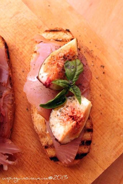 Bruschette con tonno affumicato, fichi e basilico