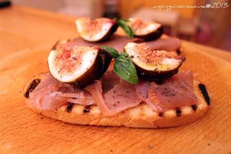 Bruschette con tonno affumicato, fichi e basilico