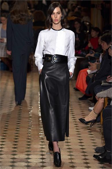 Leather skirt. Come indossarla nel modo giusto. Senza cadere nella solita trappola della dark lady.