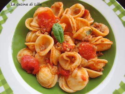 Primi: Pasta al pomodoro e carne veloce