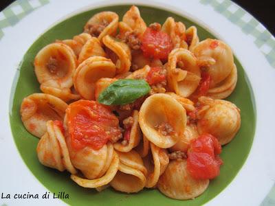 Primi: Pasta al pomodoro e carne veloce