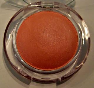 ESSENCE - ME & MY ICE CREAM Blush in crema nella colorazione 01 Ice Bomb + Swatch